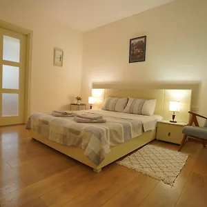 new-apartment-near-holiday-inn.alltbilisihotels.com/